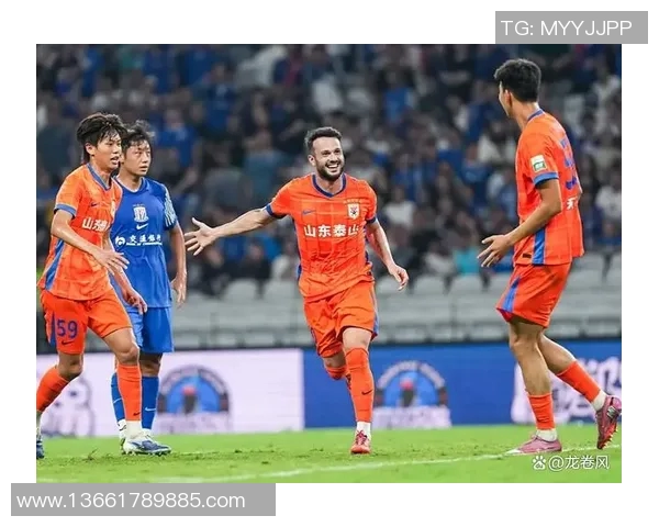 当顶级球星在绿茵场上因激烈碰撞引发冲突全场气氛瞬间紧张升级