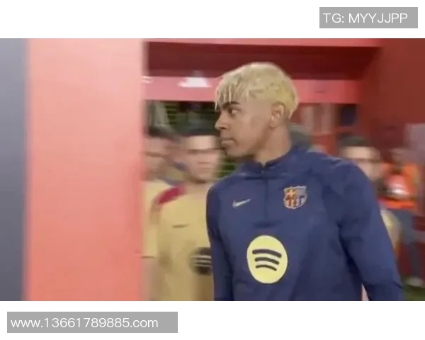 黄毛：从草根球场到世界舞台的足球传奇之路